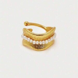 Gold and Pearl Ring Q435